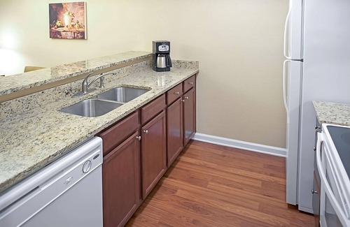 Berkeley Hotel | A Must-Experience Vacay! 2 Units w/ Kitchens, Pool, Sports Courts, Free Parking!
