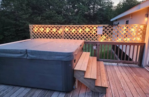 New Kingston Casa | A must-stay! Hot tub, dog-friendly, and EV charger