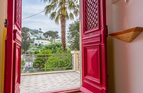 Leros Villa | Una joya neoclásica en el corazón de un pueblo griego de pescadores.