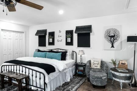 Fredericksburg Casa | A Nest For Two, Bathhouse, Firepit, Sleeps 2