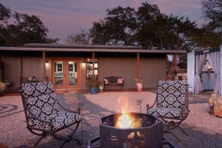 Fredericksburg Casa | A Nest For Two, Bathhouse, Firepit, Sleeps 2