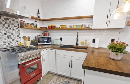 Downtown Los Angeles Cabaña | A new detached guesthouse! Charming, quiet, safe, and close to everything!