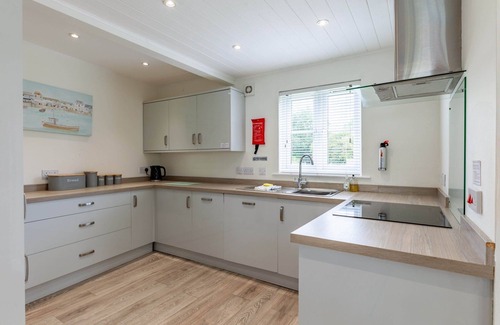 South Cerney Cabaña | A new england lakeside lodge that sleeps 6 guests in 3 bedrooms