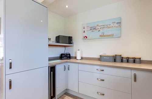 South Cerney Cabaña | A new england lakeside lodge that sleeps 6 guests in 3 bedrooms