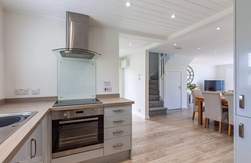 South Cerney Cabaña | A new england lakeside lodge that sleeps 6 guests in 3 bedrooms