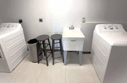 Notre Dame Apartamento | A Notre Dame 2BR Classic Apt - 4 mins to NDU