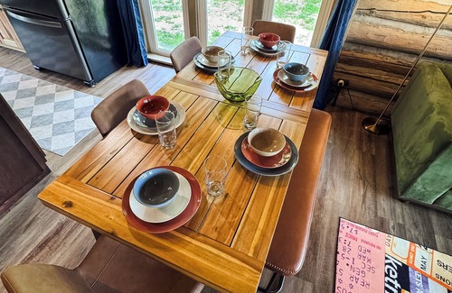 Shelbyville Cabina | A Novel Stay 3bd log cabin with Hot tub in amazing Shelbyville, IL. 3.5 acres.