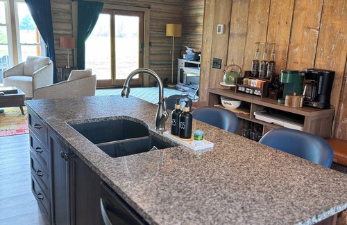 Shelbyville Cabina | A Novel Stay 3bd log cabin with Hot tub in amazing Shelbyville, IL. 3.5 acres.