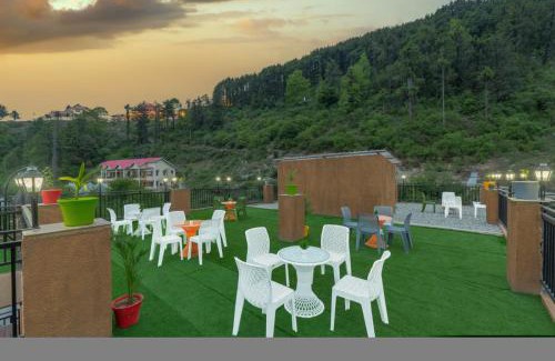 Fagu Apartamento | A Party House Kufri I Vacations I Conference I MICE I Family Events I Open Air Terrace I Sky Bonfire I Wooden Rooms With Pvt Balconies I by Exotic Stays