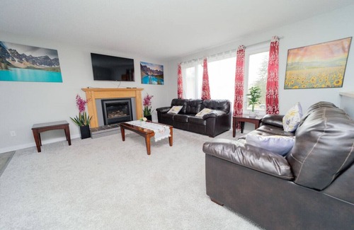 St. Albert Casa | A perfect 5BR Bungalow
