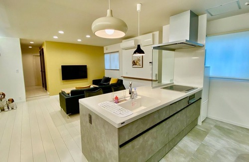 Chikusa Ward Casa | A petfirst villa has been created in the center o / Nagoya Aichi