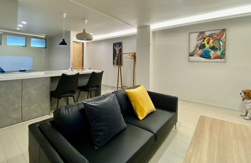 Chikusa Ward Casa | A petfirst villa has been created in the center o / Nagoya Aichi