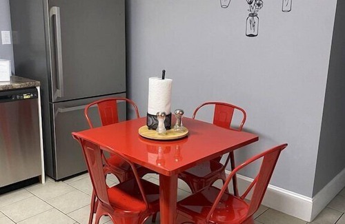 Newton Casa | A Piece of Paris (West unit) - 5 min walk to Historic Downtown Newton