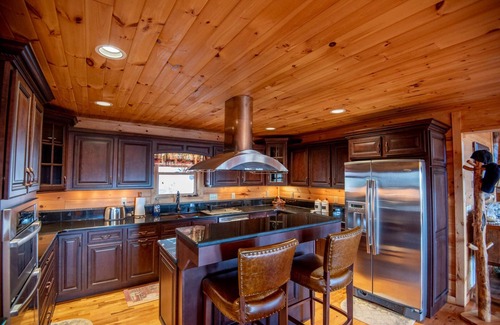 Grassy Creek Cabina | A Place to Bring Everyone Together | Fraser Creek Lodge | Hot Tub & Pool Table