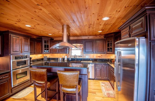 Grassy Creek Cabina | A Place to Bring Everyone Together | Fraser Creek Lodge | Hot Tub & Pool Table
