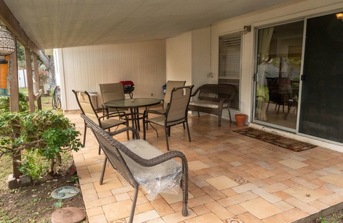 San Antonio Casa | Casa tranquila y limpia con gran patio trasero y vecindario acogedor!