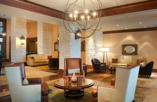 Lakeway Hotel | A Place You'll Surely Enjoy!! 3 Convenient Units, Outdoor Pool!
