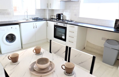 Tea Green Casa | A pleasant 3 bed home close to Luton Airport. Ideal for families & professionals