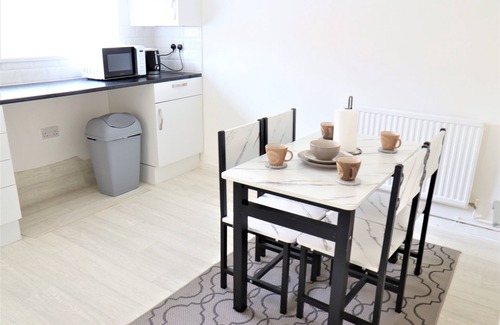 Tea Green Casa | A pleasant 3 bed home close to Luton Airport. Ideal for families & professionals