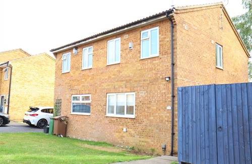 Tea Green Casa | A pleasant 3 bed home close to Luton Airport. Ideal for families & professionals