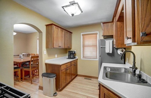 Sun Prairie Casa | Un retiro agradable para 1, 2 o 3 parejas