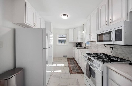 Peoria Heights Casa | A Pop of Color - 3BD in the Heights w/ 3 King Beds