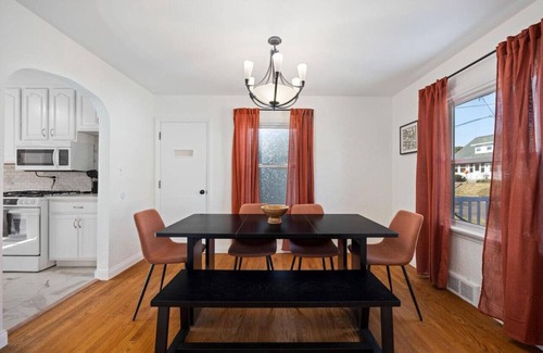 Peoria Heights Casa | A Pop of Color - 3BD in the Heights w/ 3 King Beds