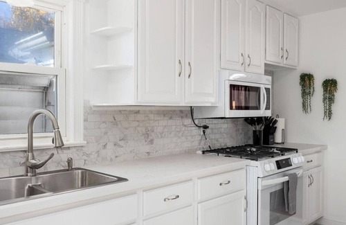 Peoria Heights Casa | A Pop of Color - 3BD in the Heights w/ 3 King Beds
