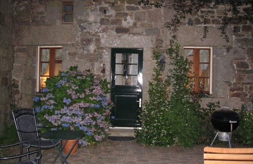 Plusquellec Cabaña | Una bonita cabaña de piedra, bellamente renovada, llena de encanto y carácter.