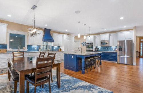 Osage Beach Casa | A PRIME location, Large 5Bd 4.5 Ba Home in the heart of OSAGE BEACH; pool & dock