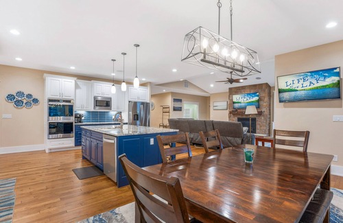 Osage Beach Casa | A PRIME location, Large 5Bd 4.5 Ba Home in the heart of OSAGE BEACH; pool & dock
