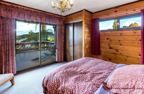 Lake Tarawera Casa | A PRIMO LAKE TARAWERA WATERFRONT LOCATION