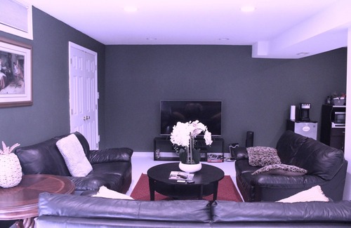 Manassas Park Casa | Un privado de 2 habitaciones y sala de estar con patio para 4 personas.