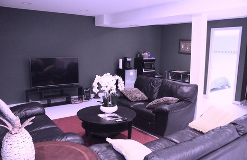 Manassas Park Casa | Un privado de 2 habitaciones y sala de estar con patio para 4 personas.