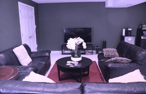 Manassas Park Casa | Un privado de 2 habitaciones y sala de estar con patio para 4 personas.