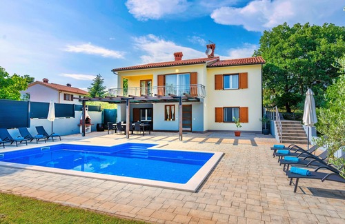 Kapelica Villa | Piscina privada y vallada villa junto al mar.