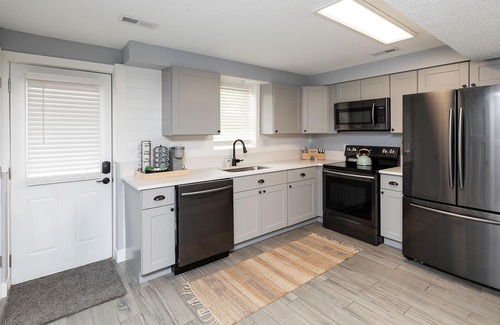 Des Moines Casa | A Private Boho-Modern Stay Minutes to Downtown w/ KING Bed and Hidden Nook!