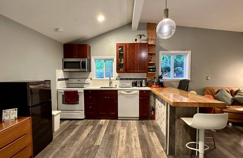 Lake Forest Park Cabina | Pequeña casa privada recién renovada rodeada de árboles.