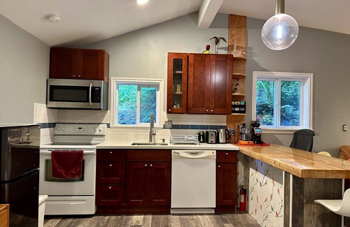 Lake Forest Park Cabina | Pequeña casa privada recién renovada rodeada de árboles.