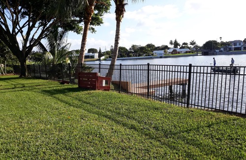 Lake Ida Shores Apartamento | A private waterfront Lake Ida setting located in the middle of 23 acres
