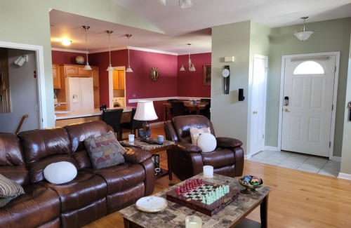 Saratoga Springs Casa | A quaint townhome, close to Brown's Beach, SPAC, Casino, Golf, etc.