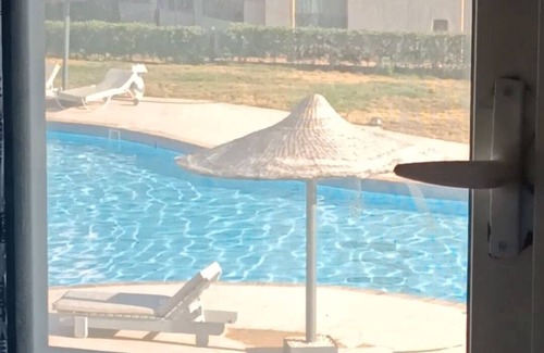 Ras Umm Sid Apartamento | A quiet apartment ( 100 M ) located in a beautiful resort