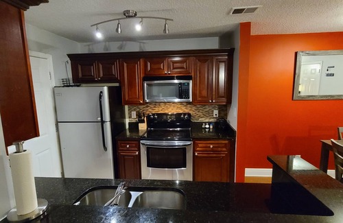 Sandy Springs Condominio | A QUIET CONDO IN ATLANTA w/ BALCONY 1king 1 Queen 2 twins 1 Qu Air mattress