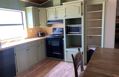Dimmit County Casa | A quiet country retreat 8 miles from town.