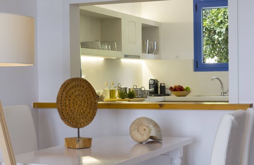 Ammoudara Casa | Una villa tranquila con vistas al jardín y al mar.