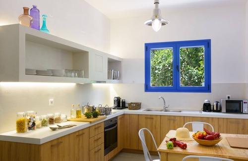 Ammoudara Casa | Una villa tranquila con vistas al jardín y al mar.