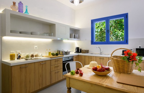 Ammoudara Casa | Una villa tranquila con vistas al jardín y al mar.