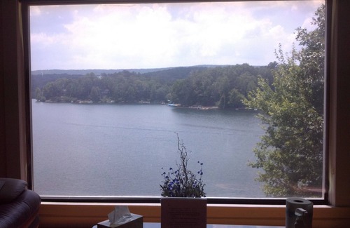 Waleska Casa | Un refugio frente al lago tranquilo, ideal para familias y amigos. La mejor vista en el lago!