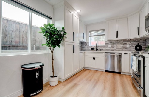 Castro Valley Casa | A rare minimalist concept in a quiet location with modern amenities.