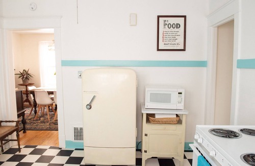 North Buffalo Apartamento | A Retro Vibe with Modern Amenities near Bustling Hertel Avenue